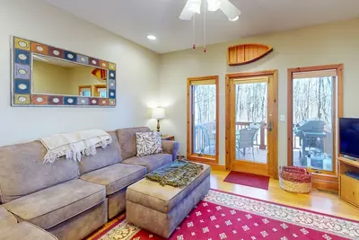 Image de Condo familial avec bain à remous privé, foyer et emplacement privilégié au lac Deep Creek!