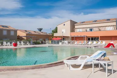 Image de Hébergement charmant avec Salle de Fitness | Piscine extérieure!