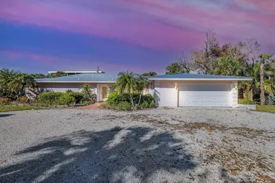 Image de The Allen Home, spacieux rez-de-chaussée 3 chambres, 3 salles de bains avec piscine