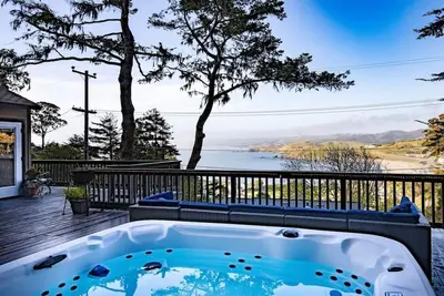 Image de Pedro Point Beach House | San Fran Airport West | Laundry + Parking + Hot Tub