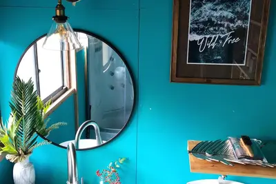 Image de Un barbecue en plein air et un feu de joie au karaoké peuvent être effectués dans le refuge de montagne.