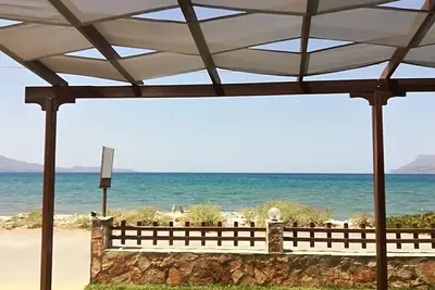 Image de Design minimaliste, éclairage discret, lit Coco-Mat. Vacances à 10 mètres de la mer!
