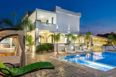 Image de Villa Green Diamond - Piscine chauffée privée et jardin! 800m de la grande plage de sable fin!