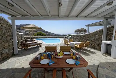 Image de Villa traditionnelle de 160 m2 avec vue imprenable sur la mer / distance de marche