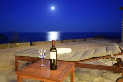 Image de Une villa isolée exclusive en bord de mer avec une vue imprenable sur la mer Égée