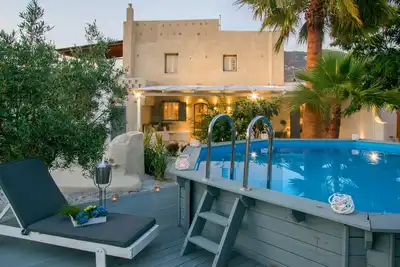 Image de Villa avec piscine privée, jardin-terrasse de 90 m² et 320 m²