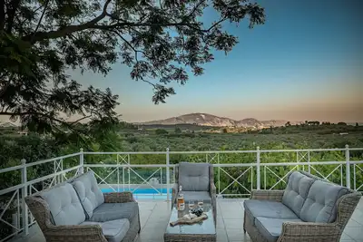 Image de Villa avec piscine privée et vue sur la mer