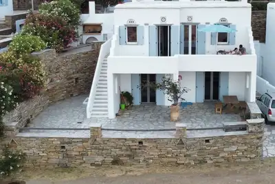 Villa neuve moderne avec vue sur la mer Égée