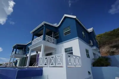 Image de Villa à flanc de colline. Magnifique villa avec vue sur la plage, vue panoramique construite en 2012