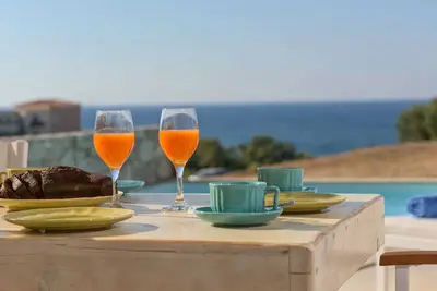 Image de Nouvelle Villa Louisa en bord de mer, distance de marche de la mer et des commerces, pas besoin de voiture!