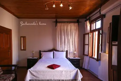 Image de Sous la tour de l'horloge (maison traditionnelle grecque de 125 m²)