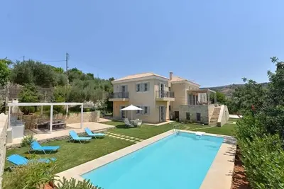 Image de Une belle lumineuse et aérée New Construit Villa 10, avec piscine privée