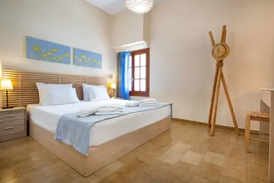 Avra Apartments, Ostrie