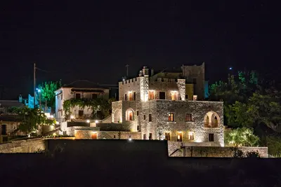 Image de Villa en pierre avec piscine saisonnière.