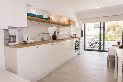 Image de Nouveau studio à 5 minutes à pied du centre et de la plage \"Urban White\"