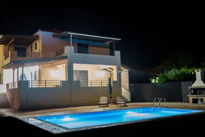 Village Villas * Luxueuse villa de 2 étages, piscine, B. B. Q, à proximité des plages et de la ville