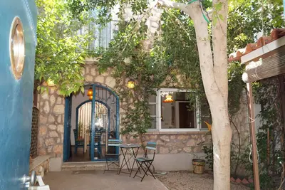 Image de Merveilleuse maison de vacances, pour l'été et l'hiver, au coeur de la ville d'Egine