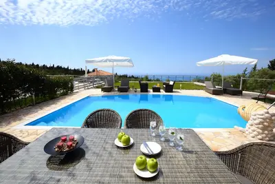 Image de Villa de luxe en pierre Emily avec piscine privée surplombant la mer Ionienne