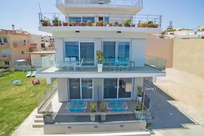 Modern, Beachfront, Amenities, No car needed 2