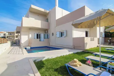 Image de Villa de 7 chambres avec piscine, à 700m de la plage, des restaurants et des supermarchés!