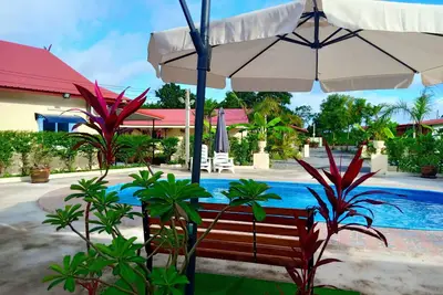 Image de Villa privée de 2 chambres avec piscine jardins tropicaux rapide Wifi smart Tv