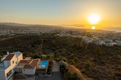 Image de Choisissez cette villa si vous voulez avoir de la vie privée mais restez à proximité du centre-ville.