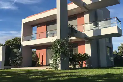 Ensoleillé, confortable, confortable, élégant, calme.