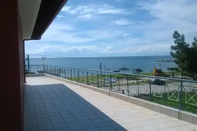 Grande maison (170m), 20m de la plage, vue sur l'Olympe, près de l'aéroport de Thessalonique