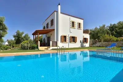 Image de Une villa avec une vue magnifique sur le lac de Kournas, Georgioupolis et la mer
