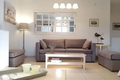 Image de Neuf calme grand appart avec jardin 3' de la plage