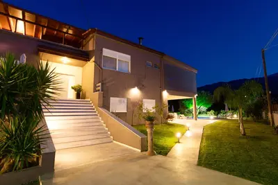 Image de Villa de luxe avec éco-piscine privée et jardin, jacuzzi, grandes terrasses et salle de gym.
