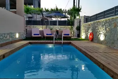 Image de Belle maison de vacances avec une piscine et un barbecue dans la nature crétoise!