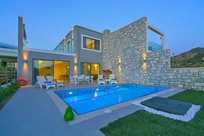 Beachfront Luxury villa in Plakias with Private Pool, Bbq & 30m to Restaurants