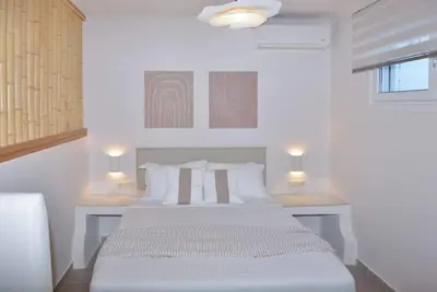 Image de Appartement à Ag. Anna zone, entièrement équipée, semi-sous-sol et environnement très calme.