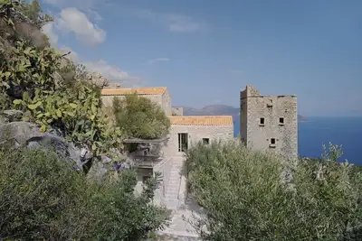 Image de Maina, une maison à flanc de colline traditionnel avec vue sur la mer à Mani, Péloponnèse.