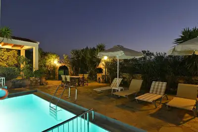 Image de Villa Markos avec piscine privative et vue panoramique sur mer/montagne