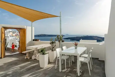 Image de Akron Cliff Suite Situe Dans La Fira Avec Volcano Et Sunset View