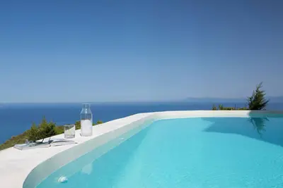 Image de Magnifiques villas respectueuses de l'environnement avec piscine privée, plate-forme de yoga, jardins de légumes