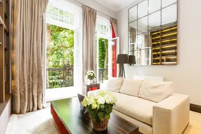 Image de Appartement victorien lumineux et rénové à Earl's Court