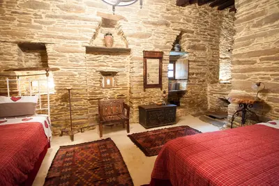 Image de Cottage médiéval rénové de 200 m² à Andros, pouvant accueillir jusqu'à 8 personnes.