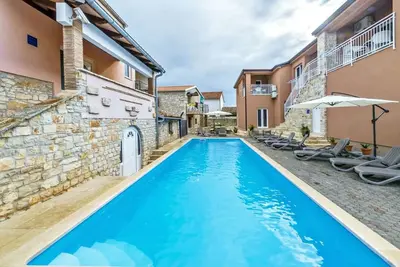 Appartement moderne climatisé Tar-Poreč Fiorela2 piscine Wi-fi salle de jeux