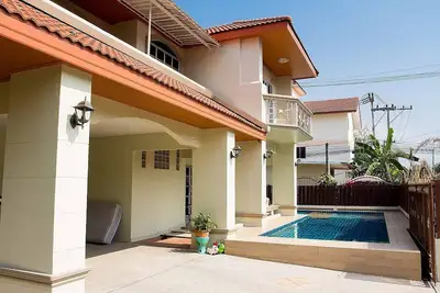 Image de I-Rin poolvilla avec sa propre piscine située dans un domaine privé.