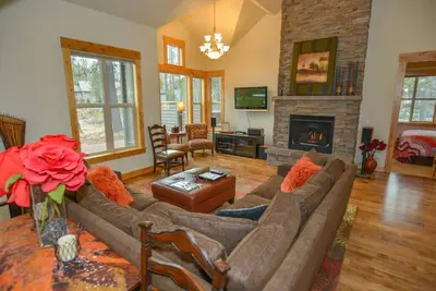 Image de 11 Klamath Lane: 4 chambres / 4 suites. 5 logements pour adultes à Sunriver, pour 10 personnes.