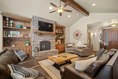 Image de 41 Cabines Caldera: 4 Br / 5 Ba cabine à Bend, pour 10 personnes