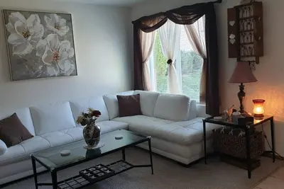 Image de Du jour au lendemain avec nous - 3500 # 4-2 Bdrm, 1. 5 Ba, garage 2 voitures