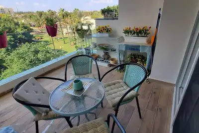 Ramat Aviv Gimel ensoleillé et ensoleillé sur le centre de l'éclairage près de l'université Ta