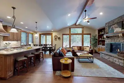 Image de 37 Cabines Caldera: 4 Br / 5 Ba cabine à Bend, pour 10 personnes