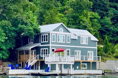 Image de Lakefront Luxury avec Cottage Charm