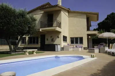 Image de Maison avec jardin et piscine privée