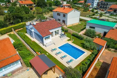 Image de Maison neuve avec piscine, deux chambres à coucher, jusqu'à 6 personnes.